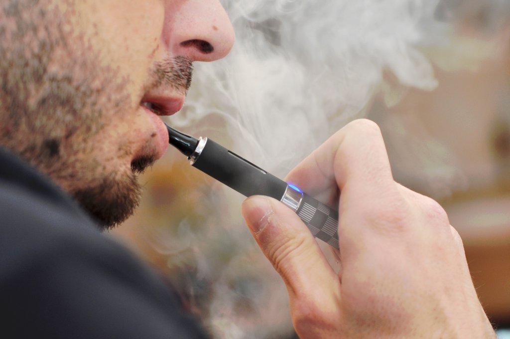 Pesquisa comprova: vape vicia mais do que cigarro convencional