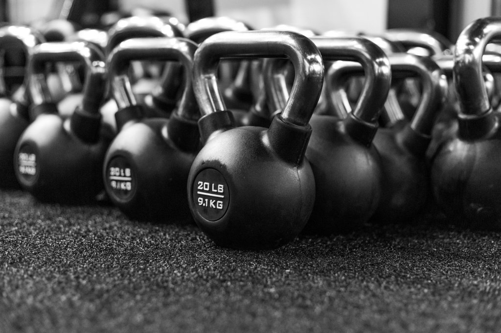 Kettlebell: para que serve e como usar esse peso na academia