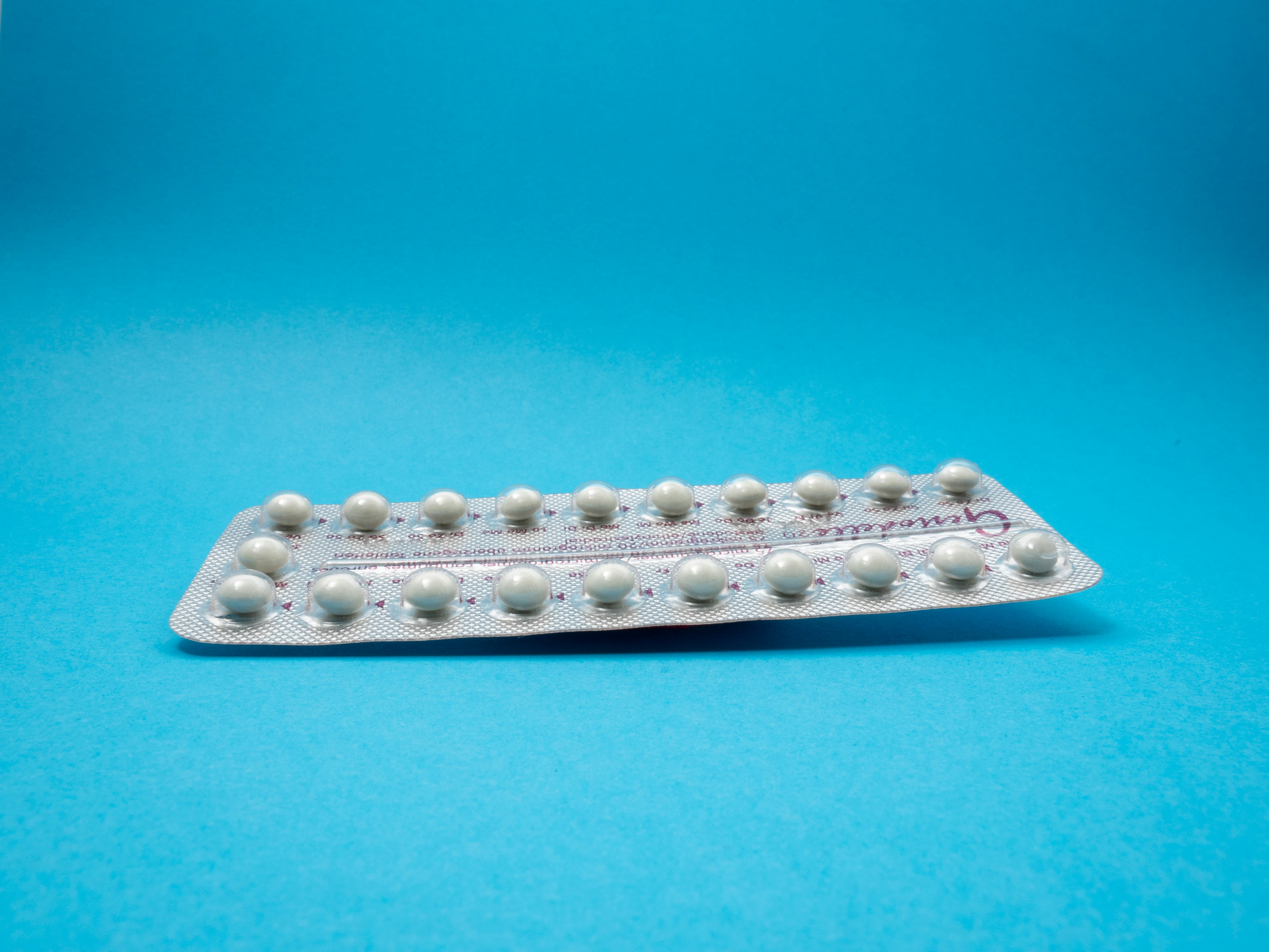 Anticoncepcional é tão cancerígeno quanto cigarro? Não é o que a ciência diz