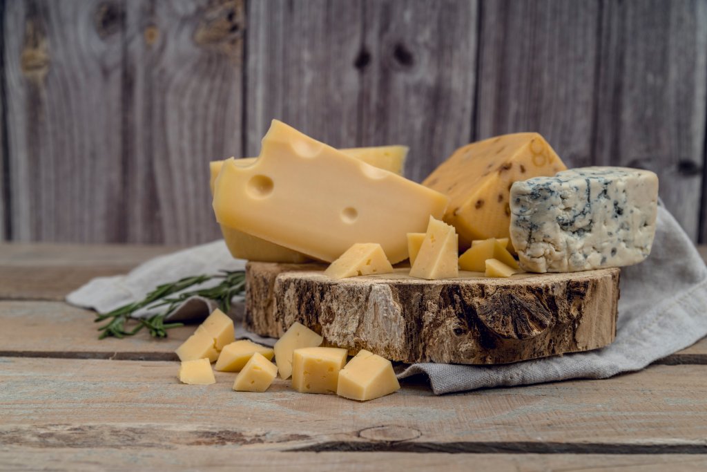 Existe queijo naturalmente sem lactose? Veja as melhores opções para intolerantes