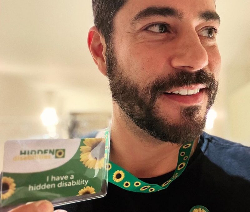 Doença de Crohn é uma deficiência oculta? Entenda o uso do cordão de girassol