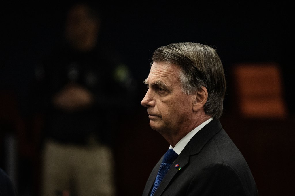 Entenda as justificativas de Bolsonaro para não ir ao seu julgamento