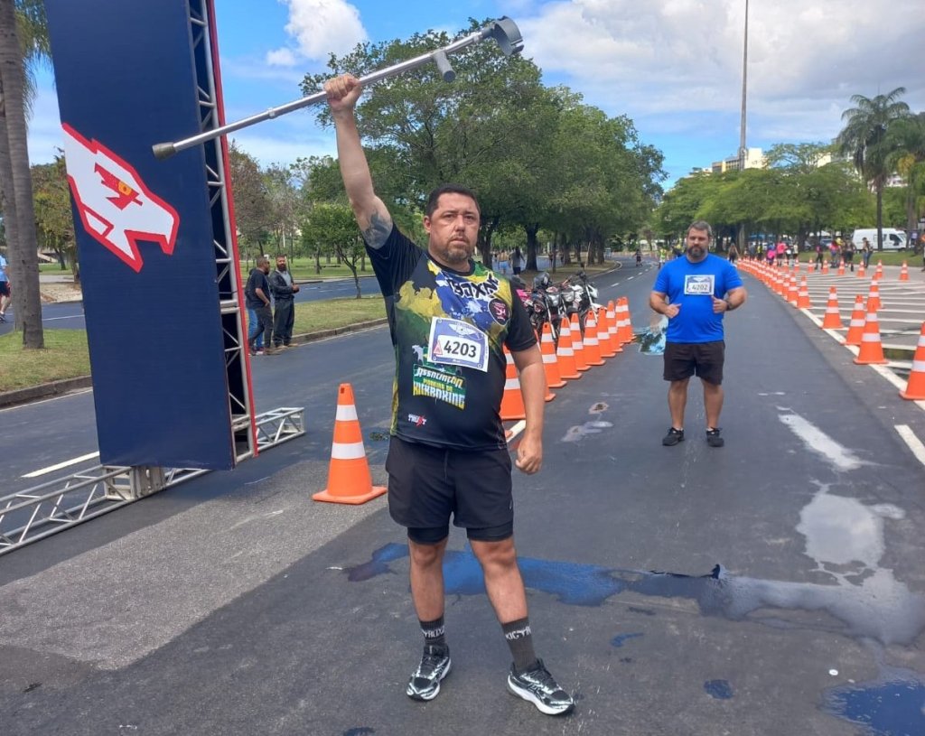 Campeão de kickboxing supera AVC e reaprende a andar