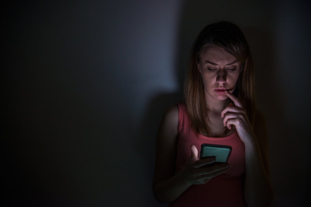 Conectados, mas sozinhos: por que a era digital aprofunda o isolamento emocional