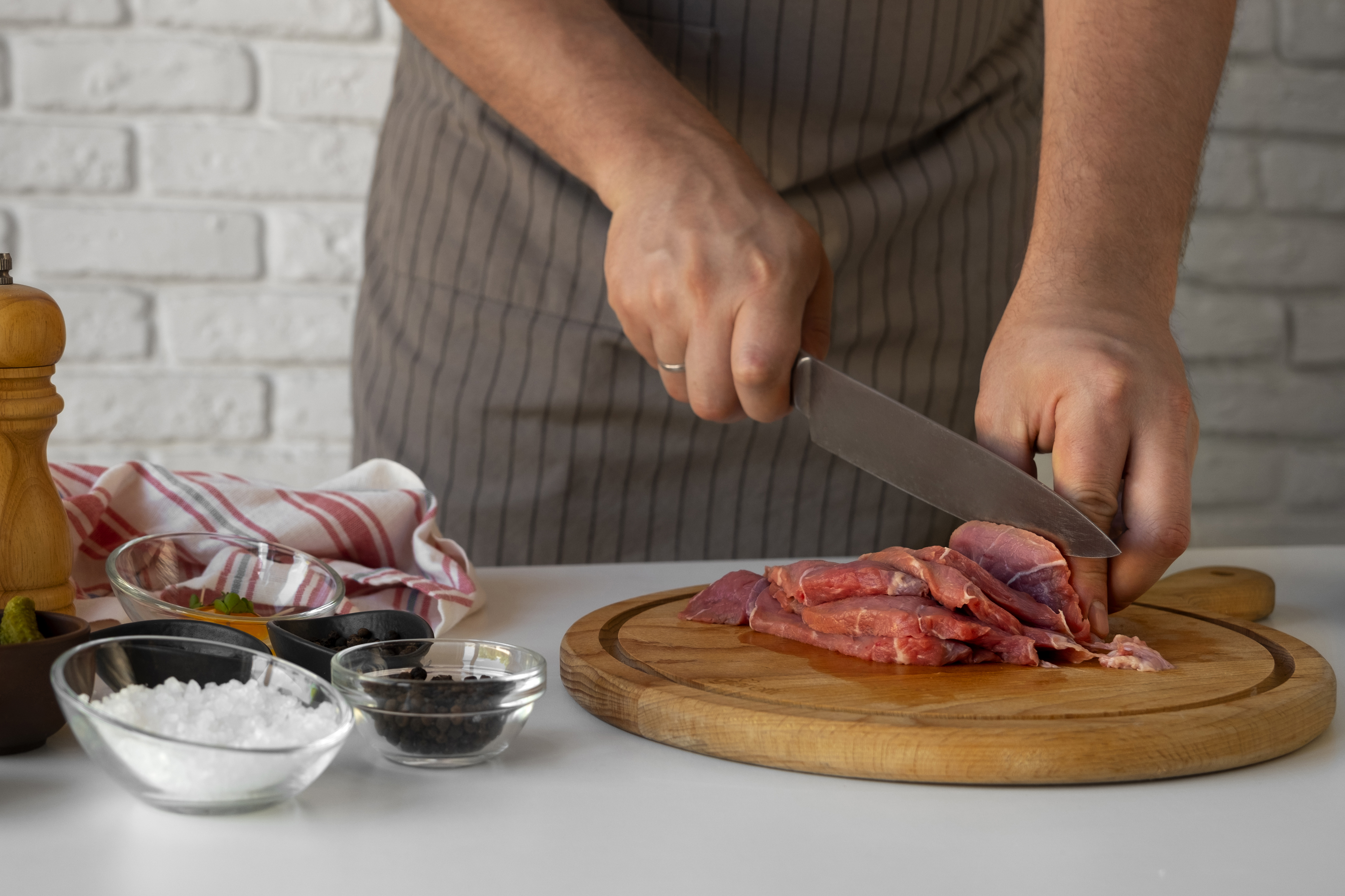 Não é a de madeira: descubra a tábua de corte mais segura para usar na cozinha