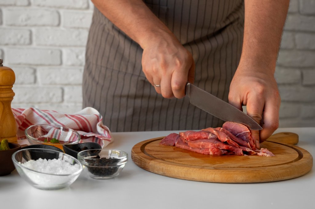 Não é a de madeira: descubra a tábua de corte mais segura para usar na cozinha