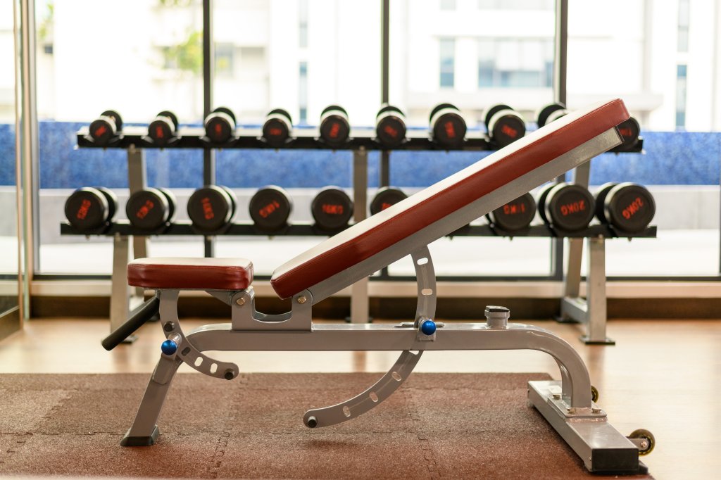 Pouco lembrado, muito útil: 10 exercícios para fazer na academia usando banco