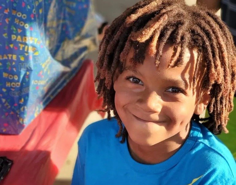 Família de menino que teve pernas amputadas por complicações de gripe faz campanha por vacinas