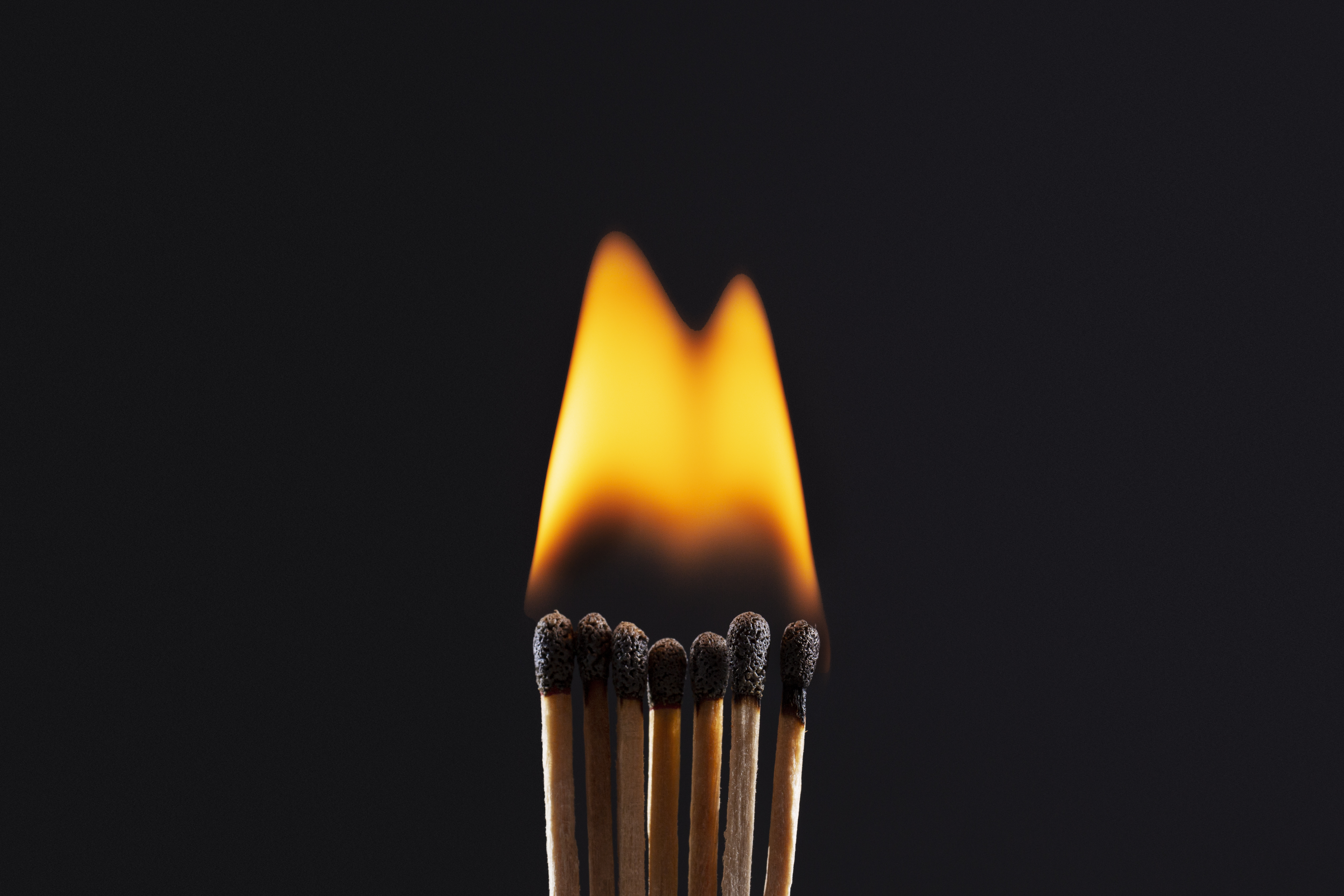Fósforos queimando em um fundo preto