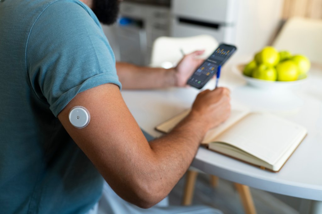 Como funciona o sensor de glicose “sem picada” aprovado por comissão da Câmara para o SUS