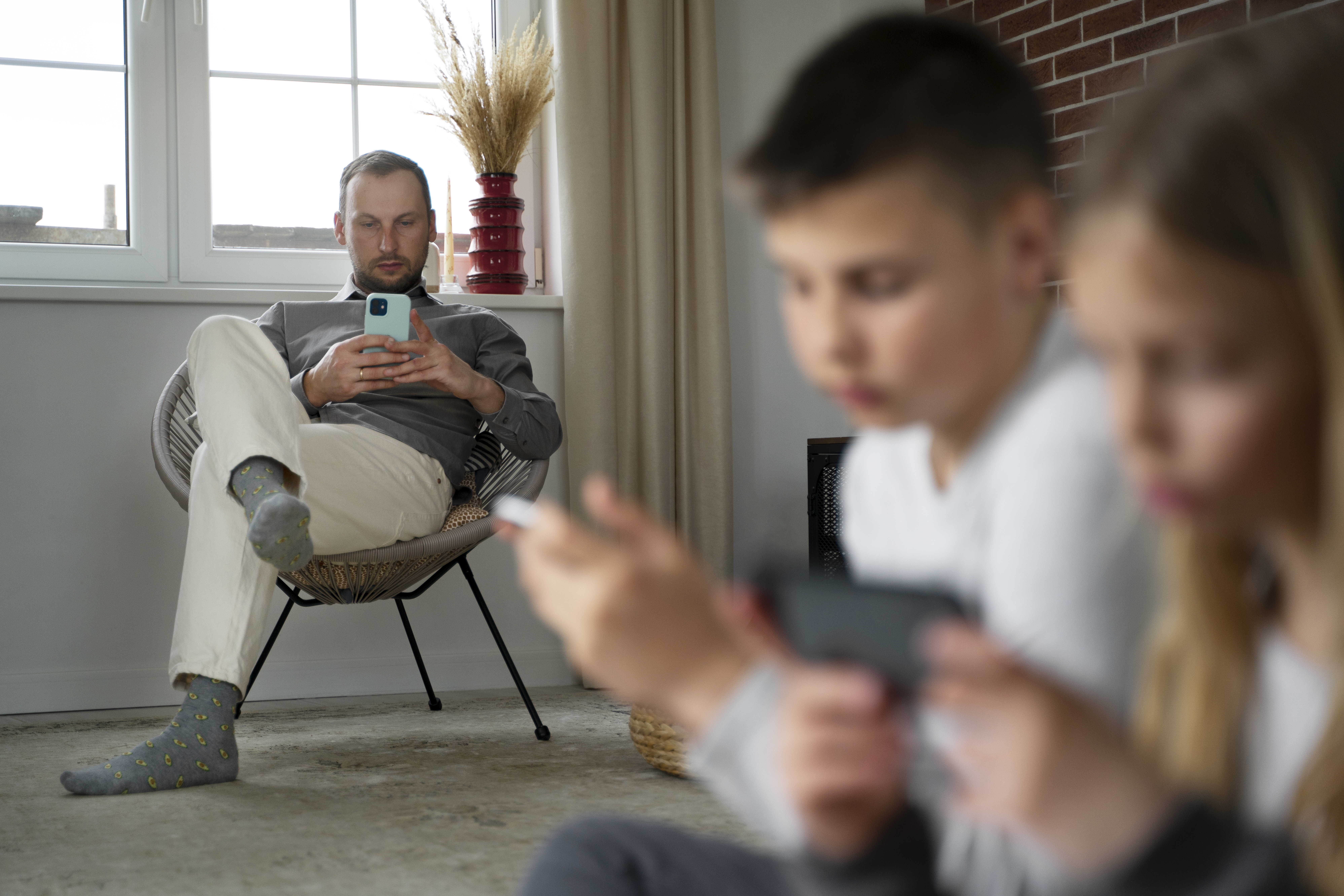 side-view-blurry-kids-with-smartphones