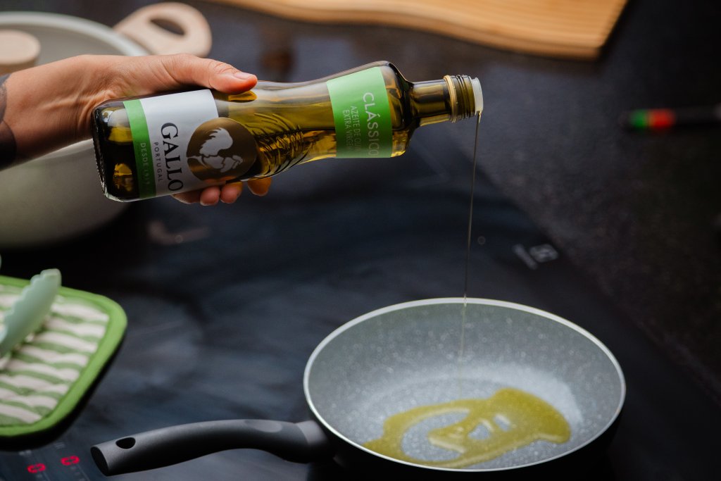 Cozinhar com azeite faz mal? A ciência explica o que realmente acontece