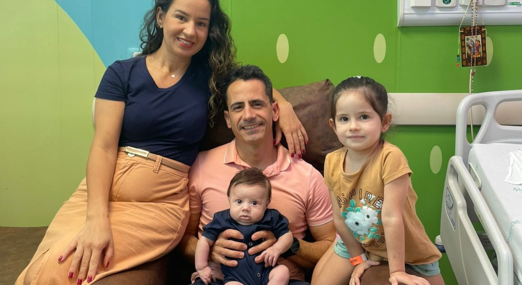 Bebê sobrevive 5 horas sem batimentos cardíacos; “com o coração parado, ele abriu os olhos”, conta mãe