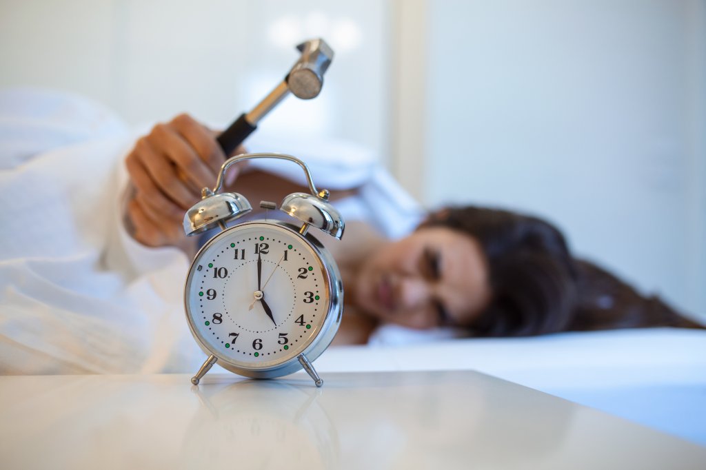 Afinal, dormir tarde faz mal? Aumenta chances de infarto e AVC? Saiba o que diz a ciência