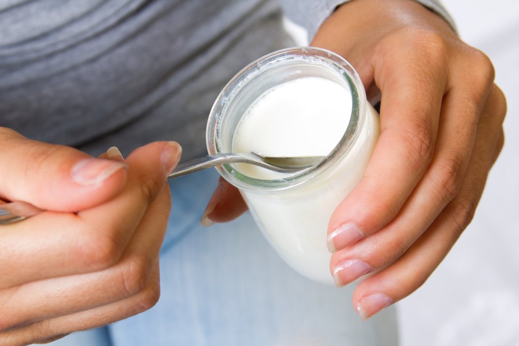 Iogurtes proteicos: conheça os benefícios e cuidados no consumo