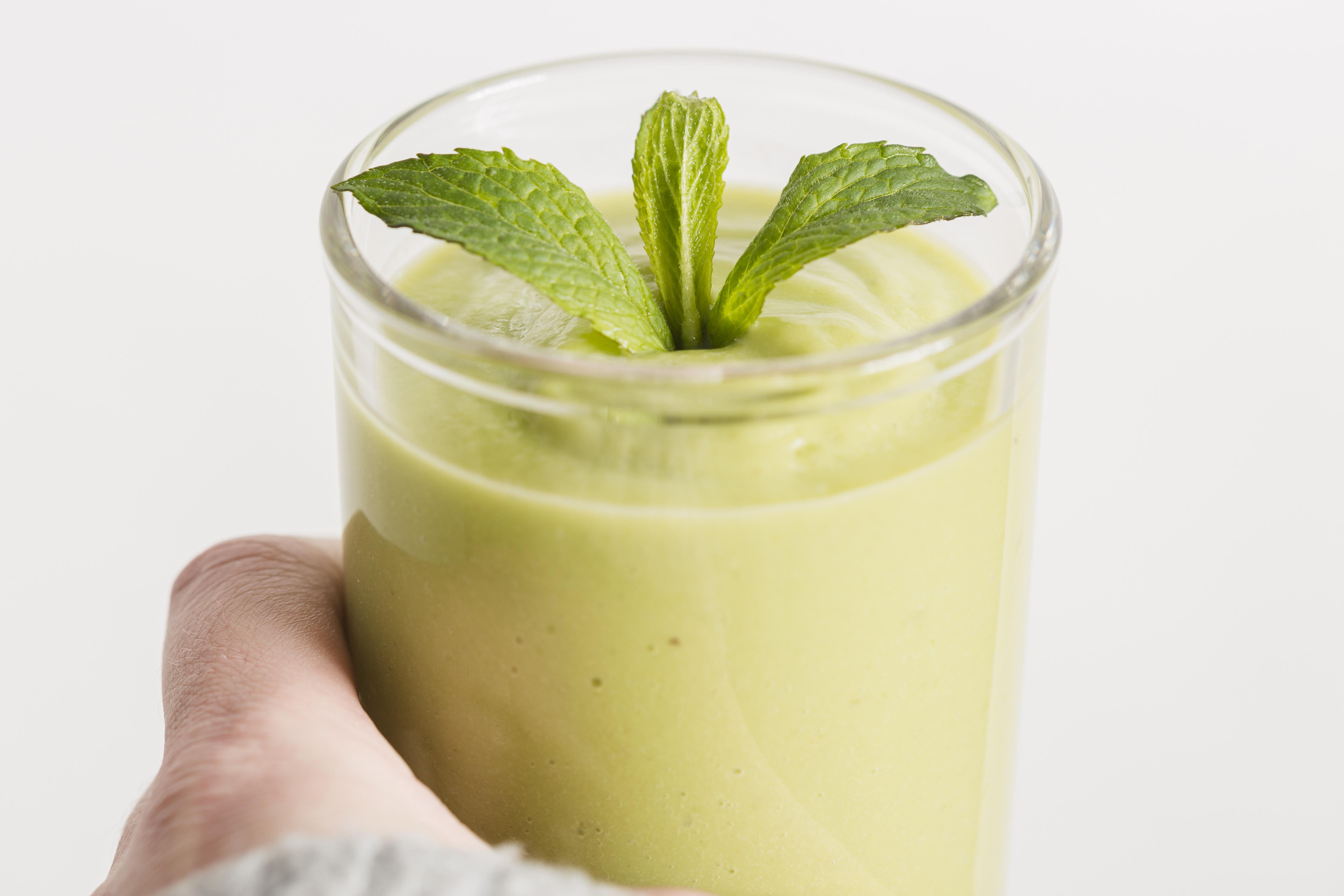 Vitamina de abacate engorda? Conheça os benefícios e pontos de atenção na receita