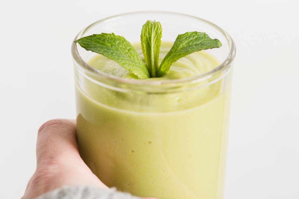 Vitamina de abacate engorda? Conheça os benefícios e pontos de atenção na receita