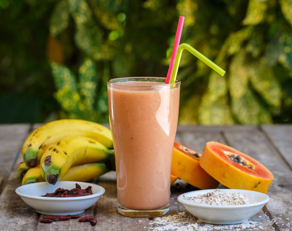 Vitamina de mamão: cuidados para não “anular” os benefícios da bebida