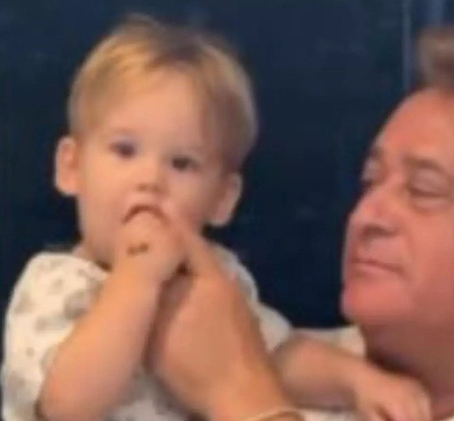 Leonardo passa bebida alcoólica na boca do neto de 1 ano e gera polêmica; entenda riscos