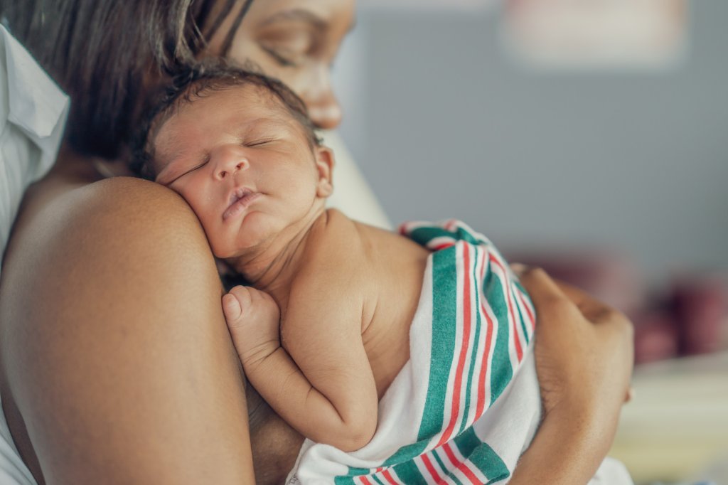 O abraço que inaugura a vida: contato pele a pele transforma os primeiros minutos do bebê