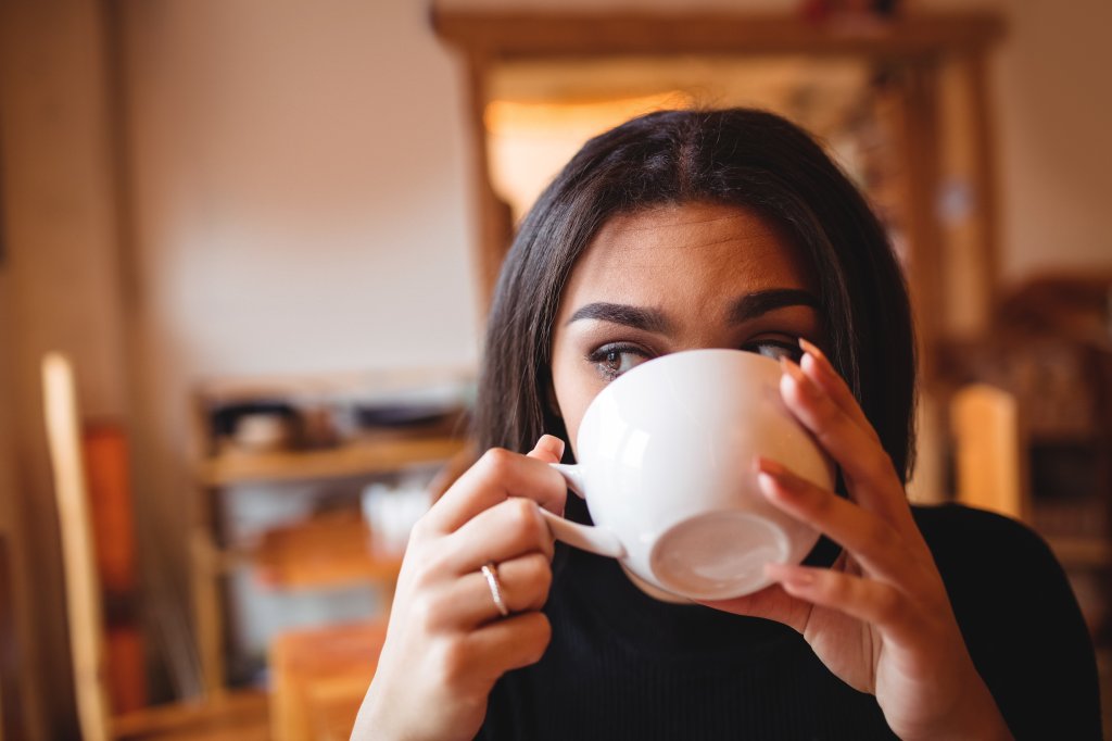 Café solta o intestino? Entenda a vontade de ir ao banheiro após tomar uma xícara
