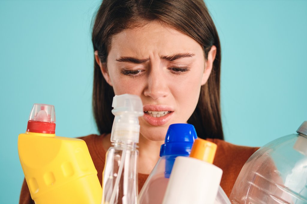 Pode misturar água sanitária e álcool? Mistura caseira traz riscos; entenda