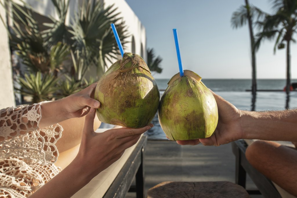 Mito ou verdade: água de coco hidrata mais que água mineral?