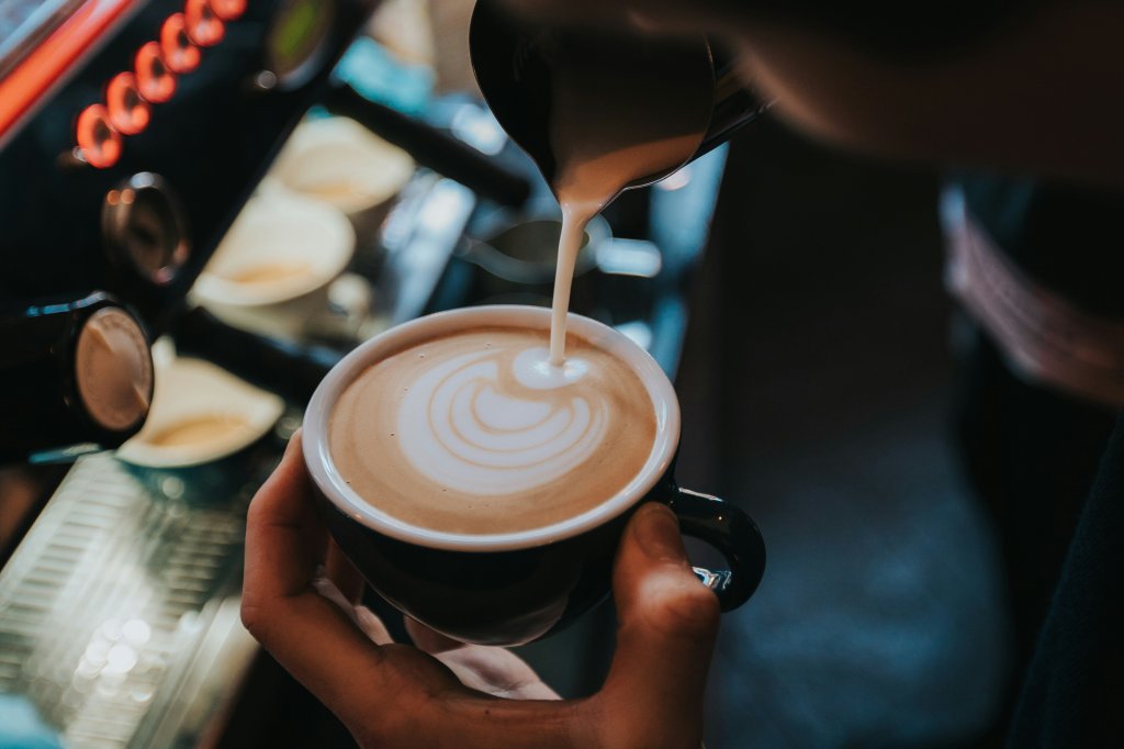 Mito ou verdade: beber café com leite atrapalha na absorção de ferro?