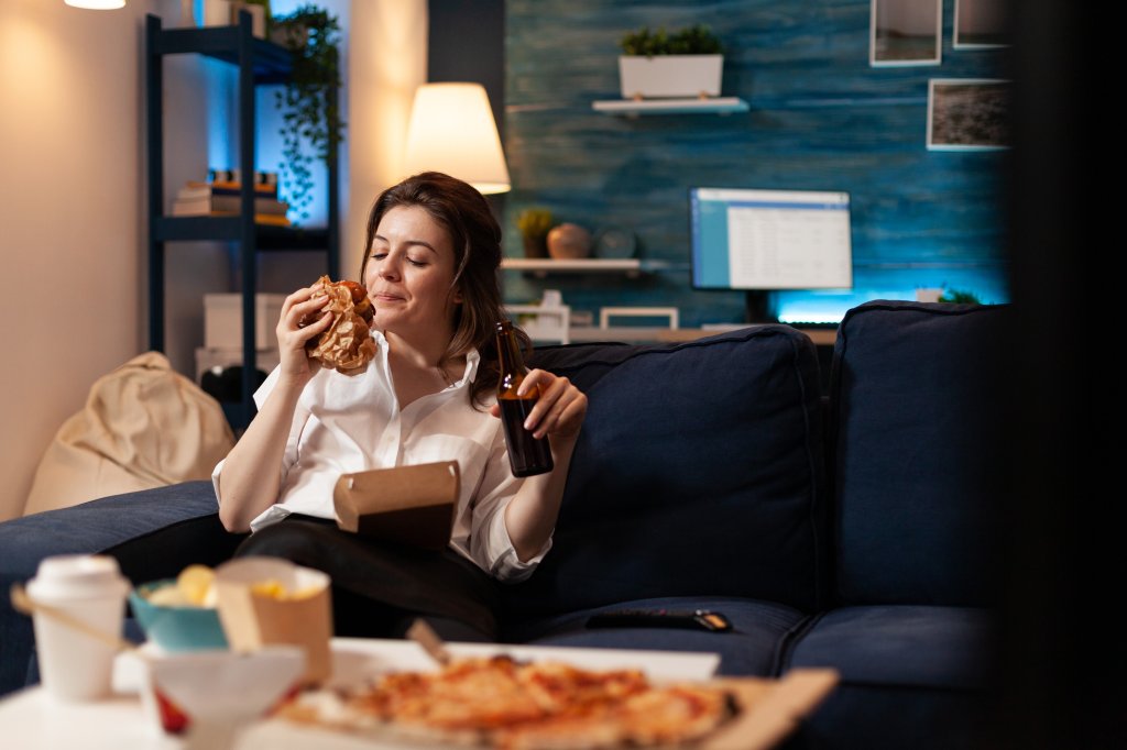 Comer à noite engorda mais? Entenda se a preocupação faz sentido
