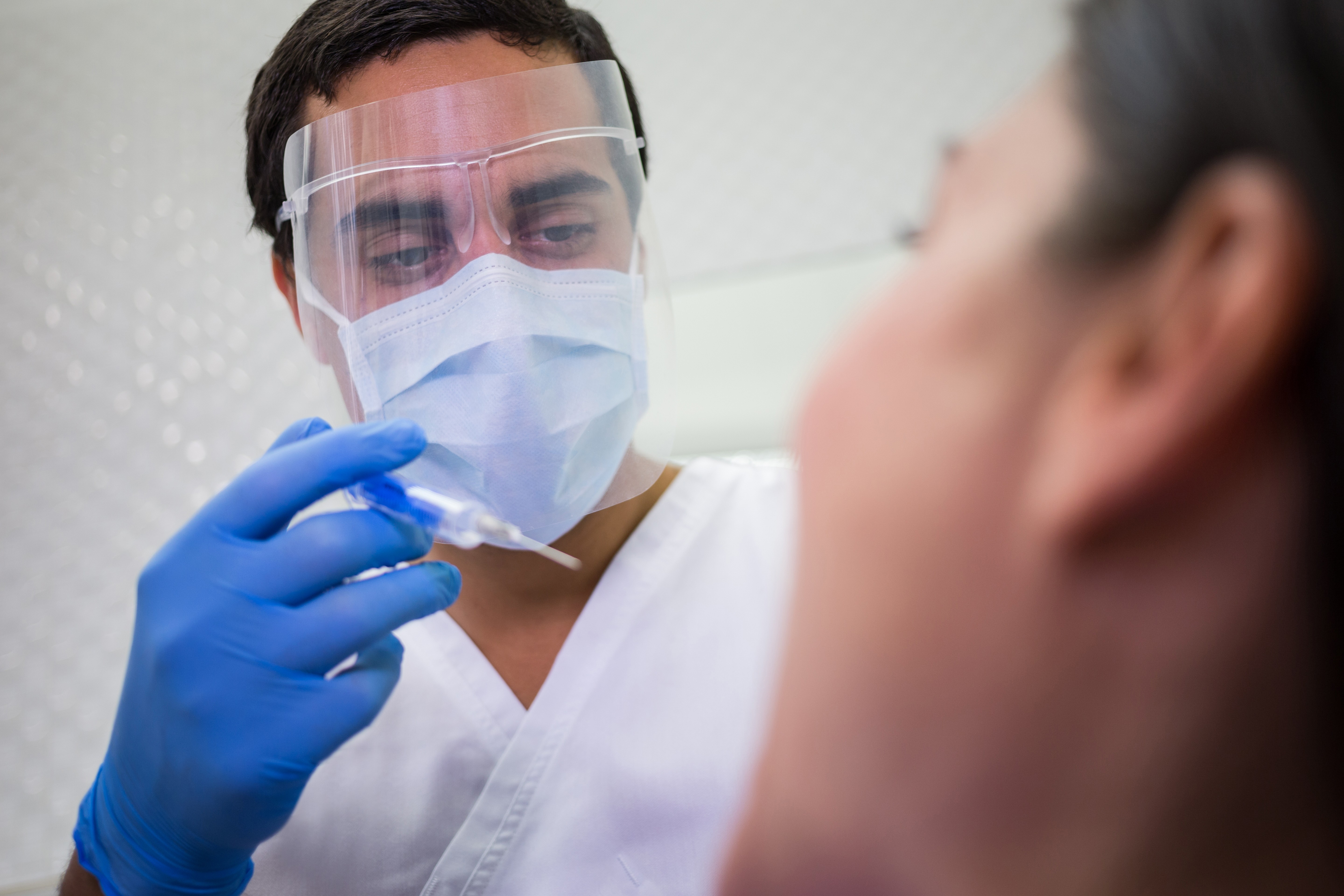 O fim do PMMA: CFM proíbe uso entre médicos e mira banimento do produto no Brasil