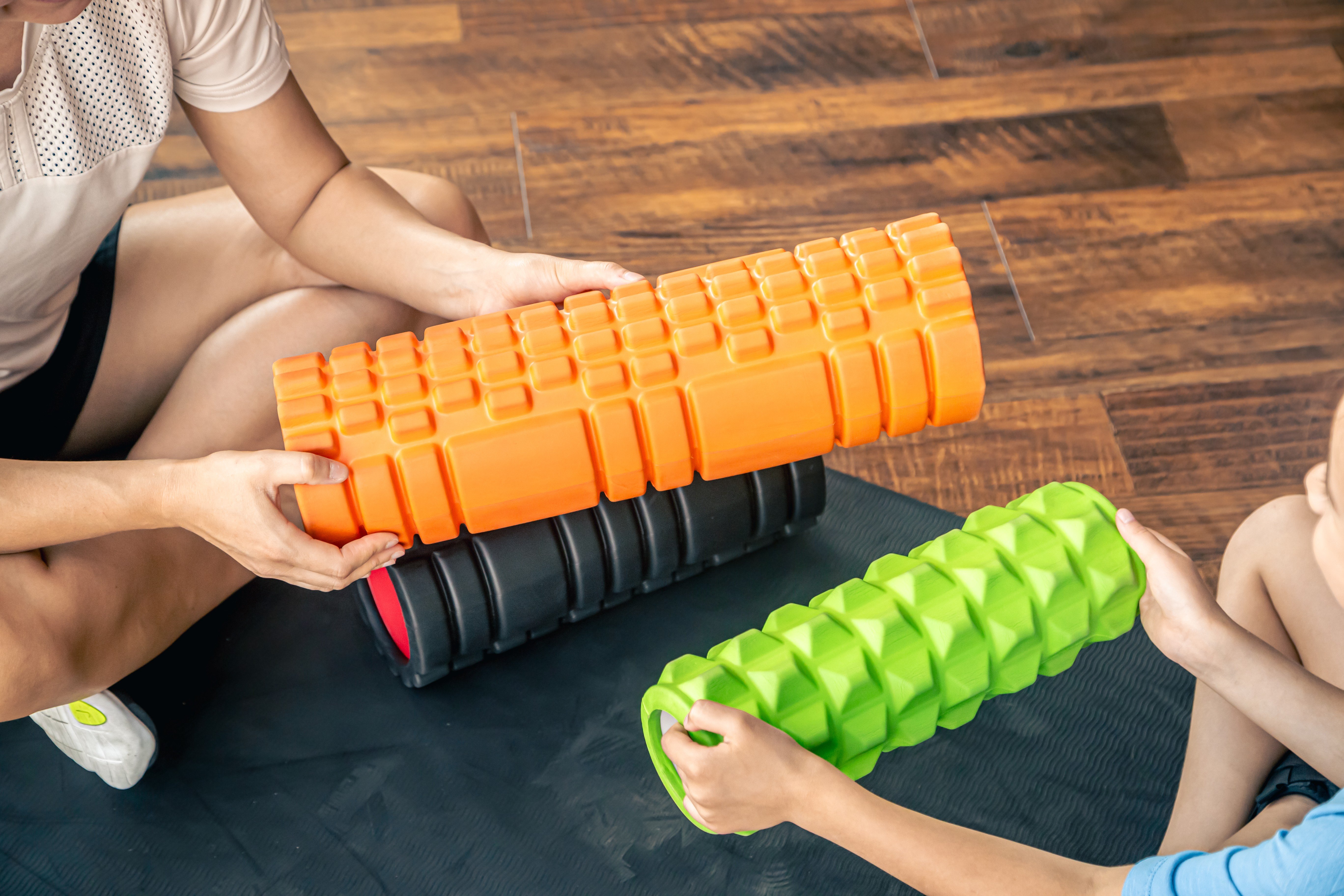 Foam roller: conheça 5 exercícios para fazer com o rolinho