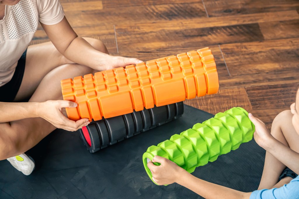 Foam roller: conheça 5 exercícios para fazer com o rolinho