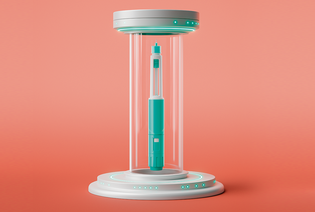 Uma caneta injetora de insulina turquesa e branca dentro de um tubo de vidro transparente, com base e topo futuristas cinza-claros, iluminados por luzes azuis, sobre um fundo salmão