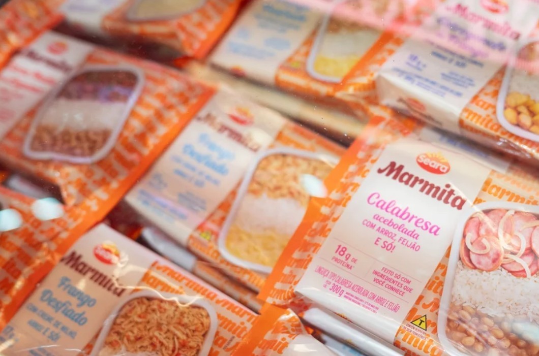 Marca brasileira lança marmitas congeladas sem aditivos; saiba se vale a pena comprar