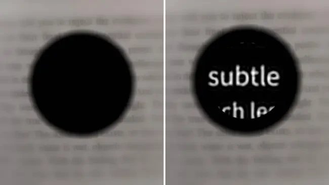 Duas imagens lado a lado de uma p&aacute;gina de texto borrada. &Agrave; esquerda, um c&iacute;rculo preto cobre parte do texto. &Agrave; direita, o c&iacute;rculo preto revela a palavra subtle em branco, com outras letras borradas abaixo