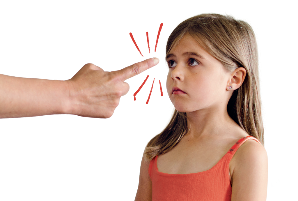 Mão adulta apontando o dedo indicador para o rosto de uma menina com expressão séria e triste, que olha para cima e para a direita. Linhas vermelhas em volta do dedo indicam ênfase. A menina usa uma blusa laranja