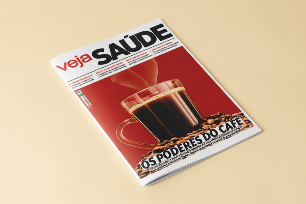 Capa da revista Veja Saúde com fundo vermelho, exibindo uma xícara de café fumegante cercada por grãos de café. O título principal é OS PODERES DO CAFÉ, com subtítulo sobre seus efeitos protetores no coração, cérebro e fígado. Outras manchetes menores sobre saúde e bem-estar aparecem no topo