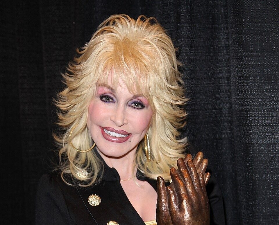 A doação de Dolly Parton que ajudou a criar uma das vacinas mais importantes da história