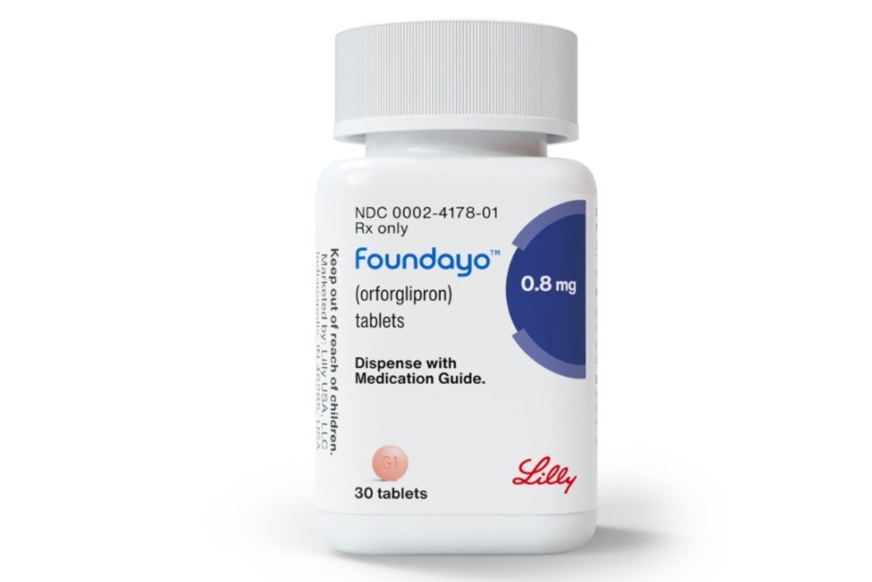 Frasco branco de Foundayo (orforglipron) 0.8 mg, com 30 comprimidos, da Lilly, em fundo branco. O rótulo azul e branco indica Rx only e Dispense with Medication Guide